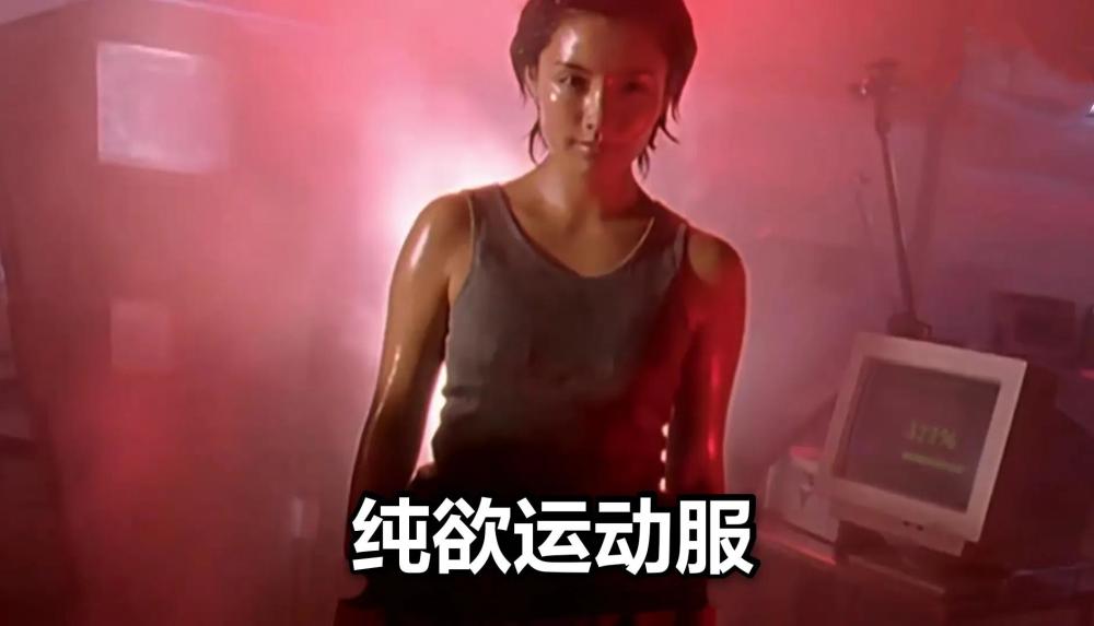 女神丽娜永远走在时尚前列,黑猫女仆装已满分,但这件衣服更大胆