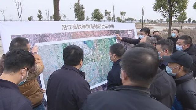 马春山一行先后来到钟祥南站和汉江桥等地进行实地踏勘,听取相关情况