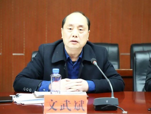 州人大常委会秘书长文武斌主持会议.