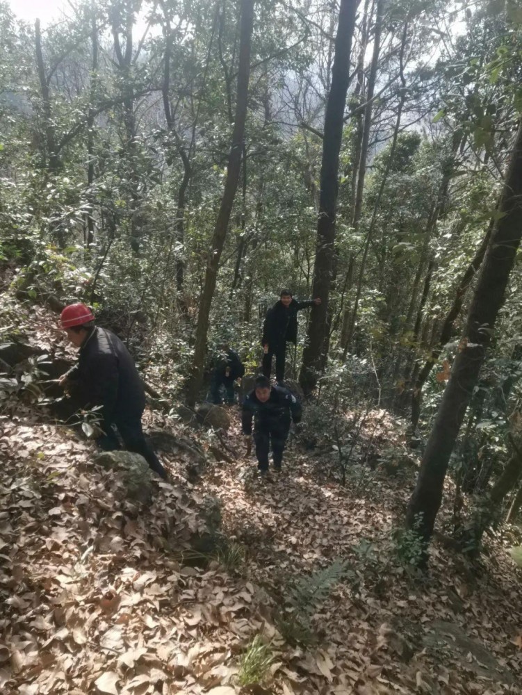 “驴友”深山攀岩遇险，罗田警方紧急救援(图2)