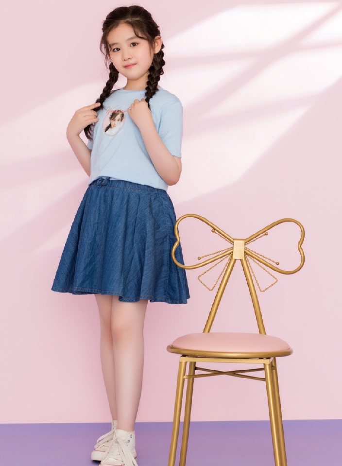 年仅11岁就有了一双"筷子腿",难怪网友都说,"将来的大长腿预定了"