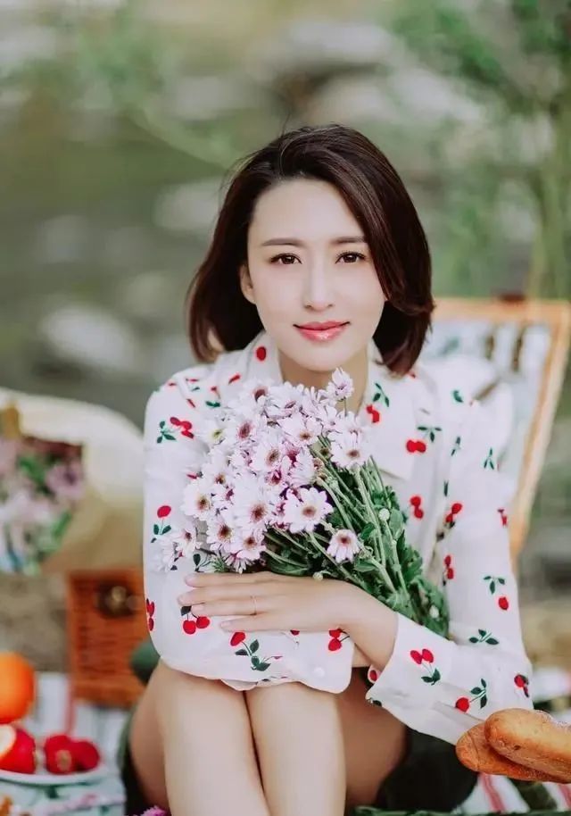 张蕾穿衣也放开了,穿西装裙短到大腿根,在央视主持人里真少见_腾讯