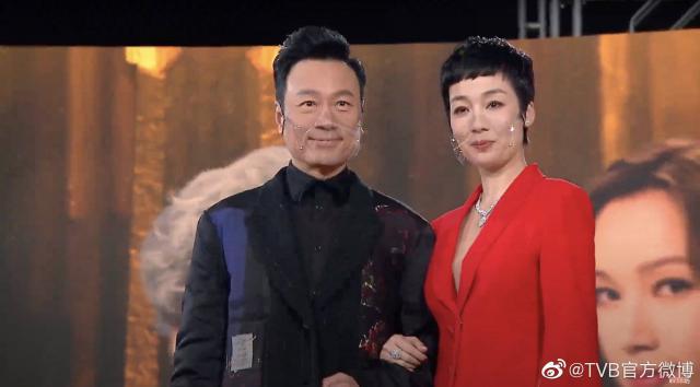 艺人戴透明口罩走红毯,网友:这也行