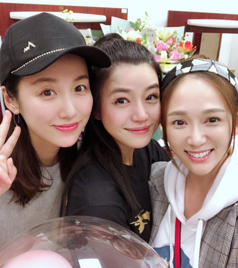 陈妍希晒瑜伽照一字马表情痛苦却喜感与吕一配合姿态优雅