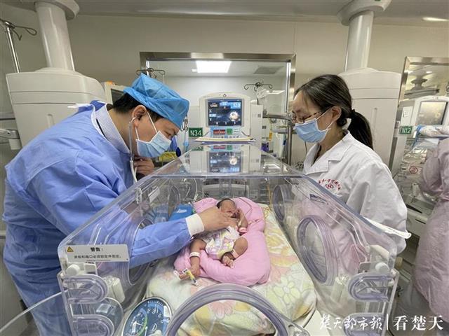 早产女婴出生就查出一身重病多科室联手为她修肺又补心