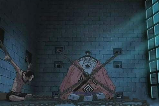 海贼王为什么明哥可以在监狱中看报纸艾斯却被铁链吊着呢