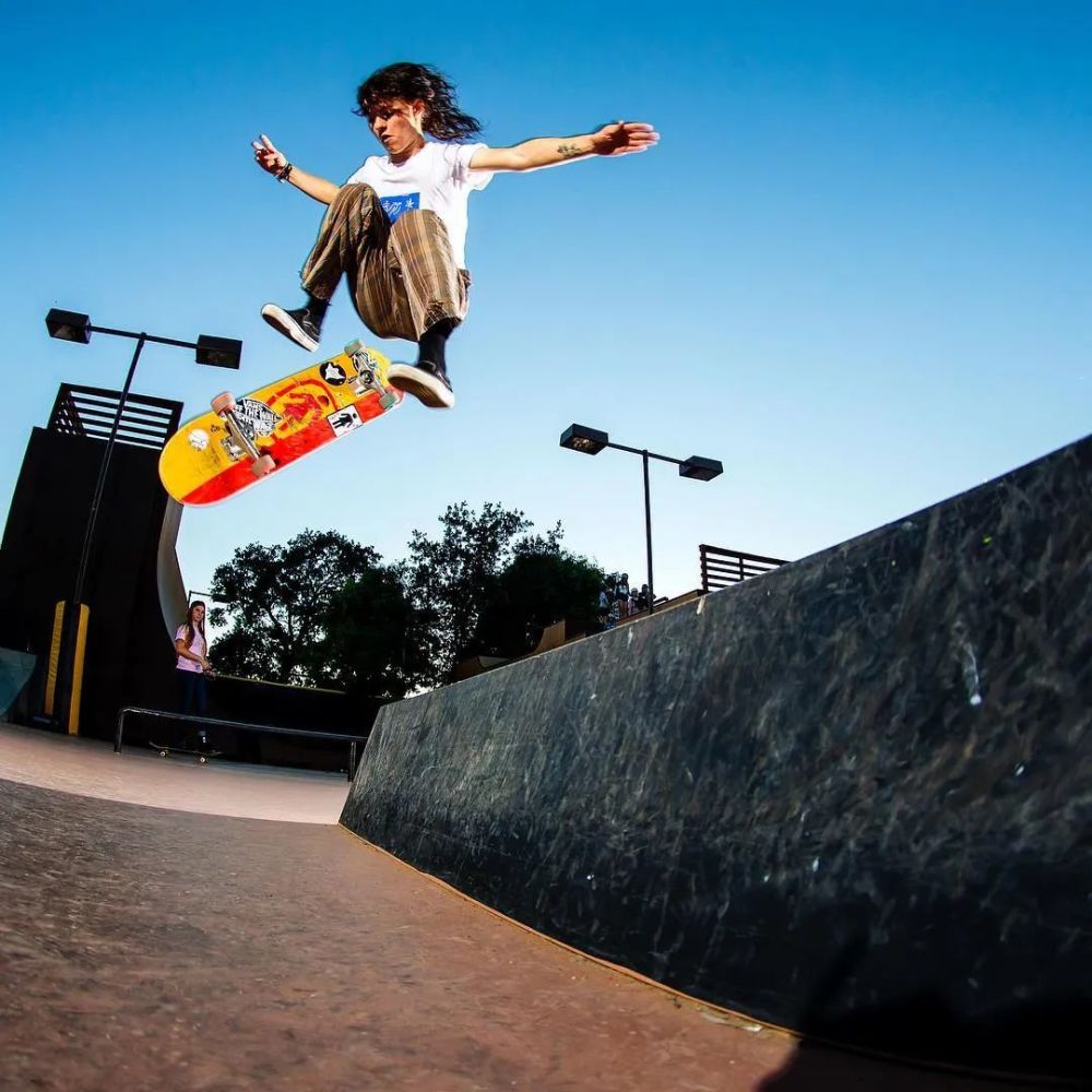 28年了,滑板品牌girl终于迎来首位女滑手……_腾讯新闻