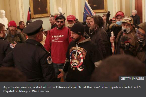 大量"匿名者q"的支持者闯入国会大厦,还有人穿着带有q标志的卫衣.