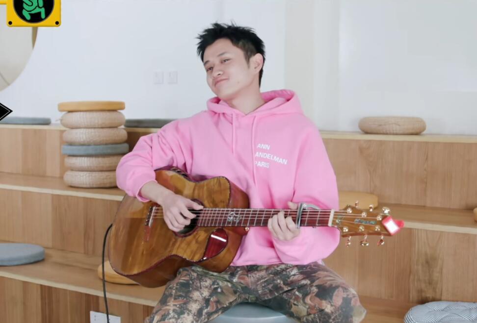 在这档节目每期结束的时候都有一段王勉的个人弹唱,在本期的弹唱中
