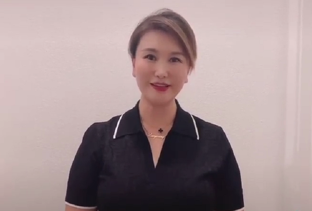 52岁王茜罕露面,"整容风波"的背后:是和导演的"父女恋"