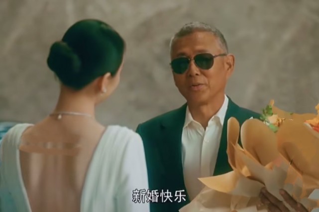 流金岁月叶谨言盛装出席锁锁婚礼却不忍心亲眼见证偷偷哭泣