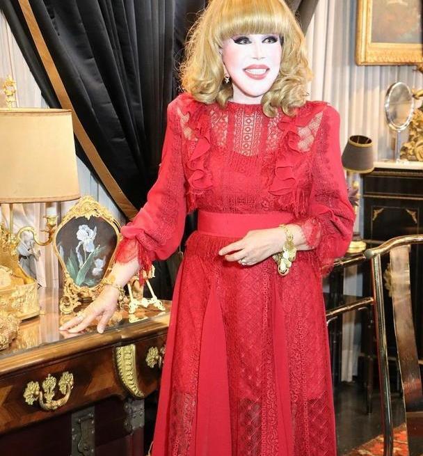 泰国有一位名叫苏玛丽的老太太,她今年81岁,皮肤没有丝毫松弛的迹象