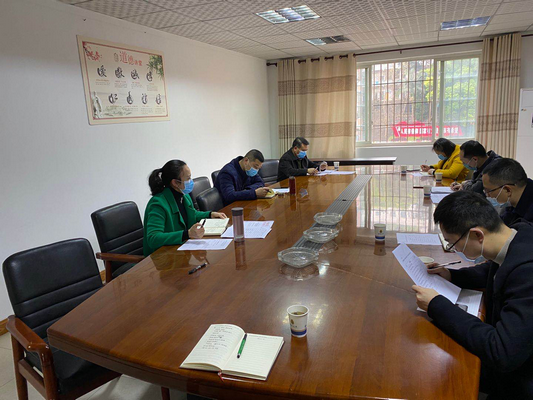 公司开会时很多人喜欢坐到离领导远的位置是什么原因