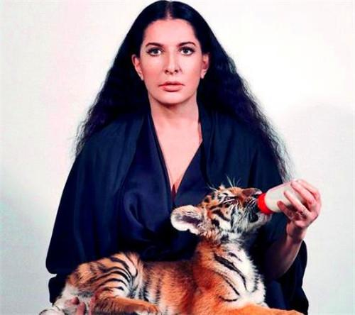 女子将自己麻醉六小时,结果被路人褪衣摧残|行为艺术|玛丽娜|乌雷