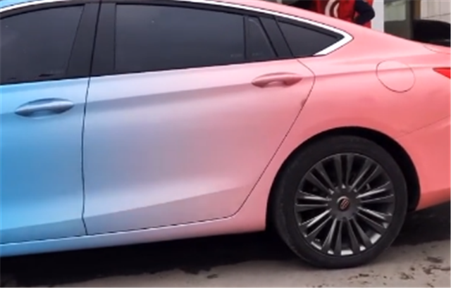 "蓝红双拼"红旗h5,全车贴膜渐变彩绘色,还是大陆首台_腾讯新闻