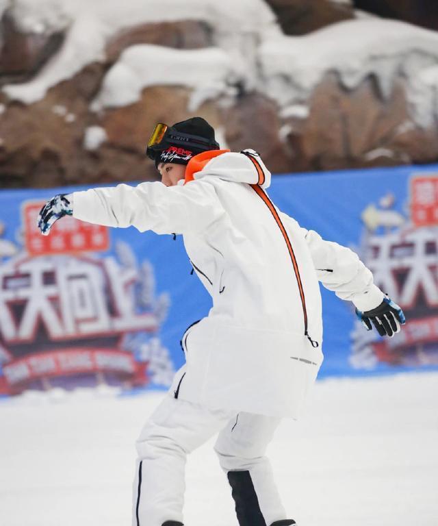 乐华娱乐一个月之内三个申明,两个都与王一博有关,他真的不容易_腾讯