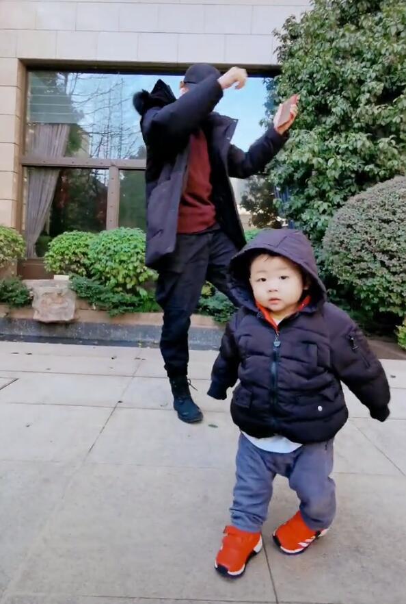 张晋带儿子出镜小宝贝眼神呆萌超可爱张晋满眼都是儿子张乐儿