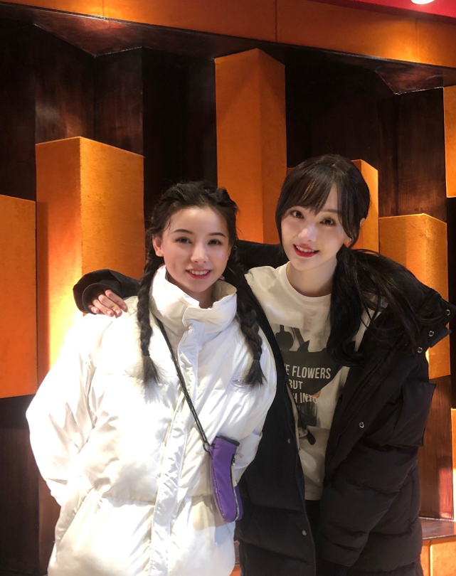 粉丝偶遇郑爽,求合影却忘记开美颜,差点没认出来她俩谁是女明星