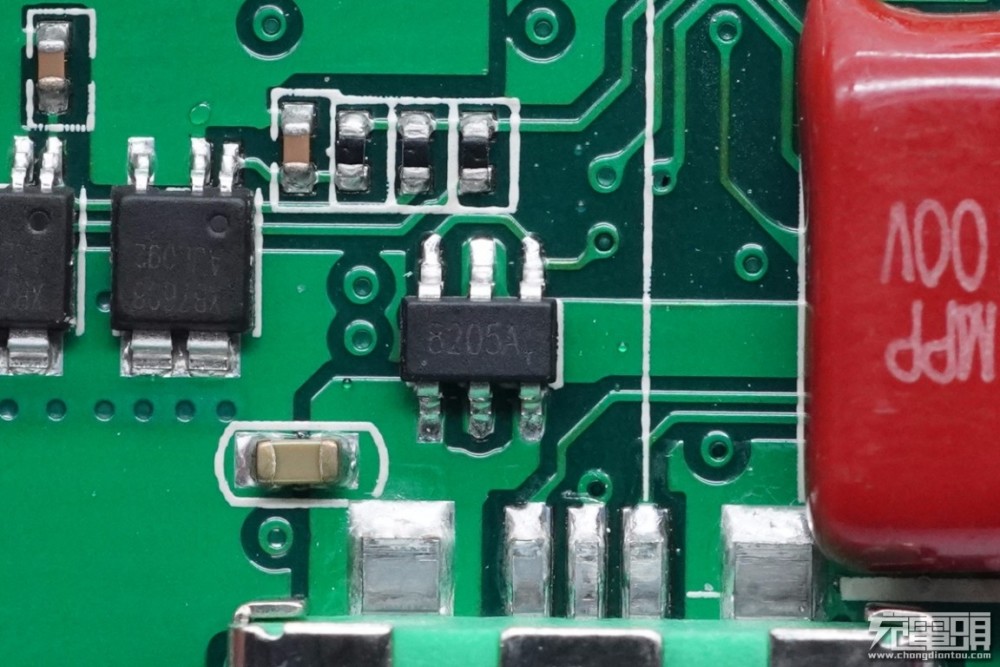 另外两个usb接口还都各配有一颗8205a mos管进行保护.