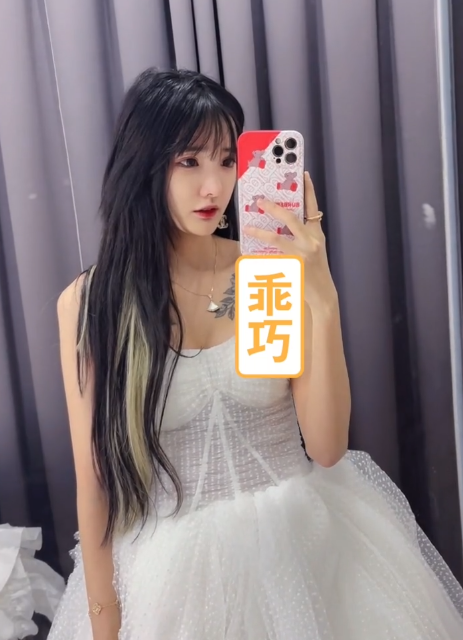 套路璐户外穿婚纱冻得发抖,殷世航却"头都不抬",炒