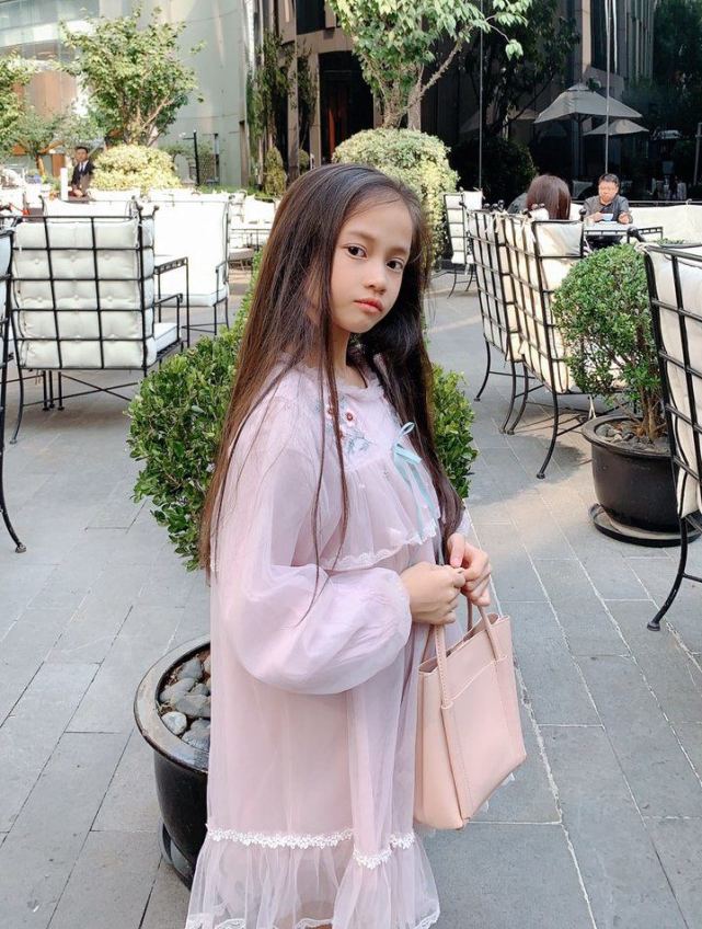 越南8岁女童模走红,长相酷似赵薇女儿小四月,妈妈是她背后的伯乐|越南