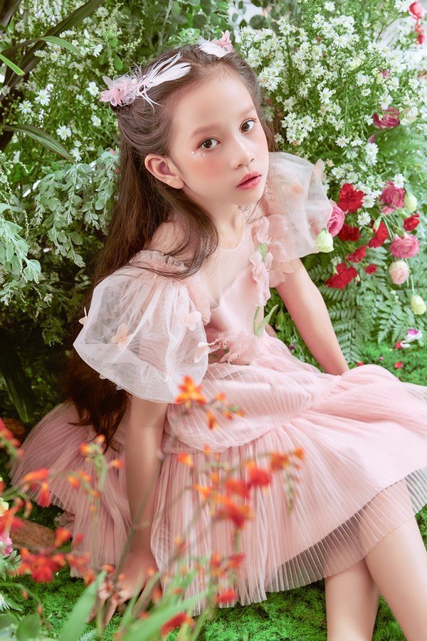 越南8岁女童模走红长相酷似赵薇女儿小四月妈妈是她背后的伯乐