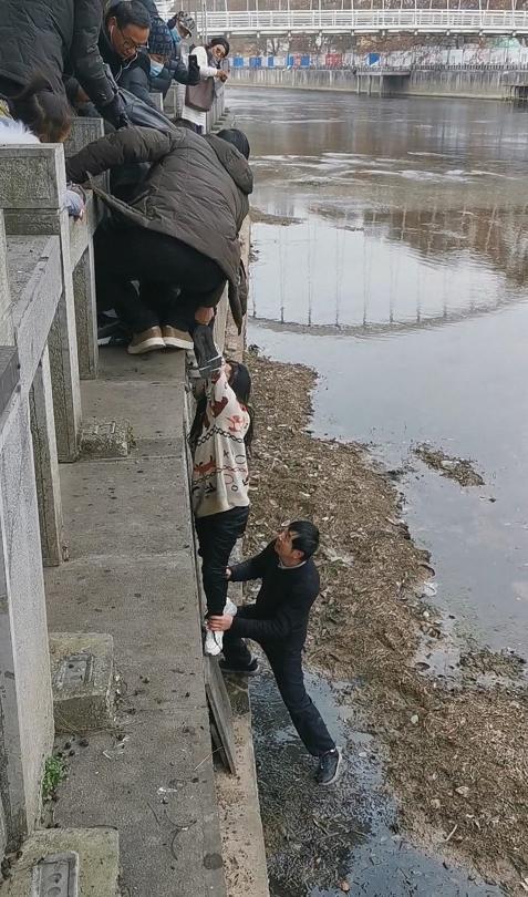 大冷天女子跳河轻生大姐拍下暖心一幕