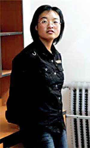 非常优异,最后还去美国留学了,在留学途中她还认识了现在的丈夫刘锦辉