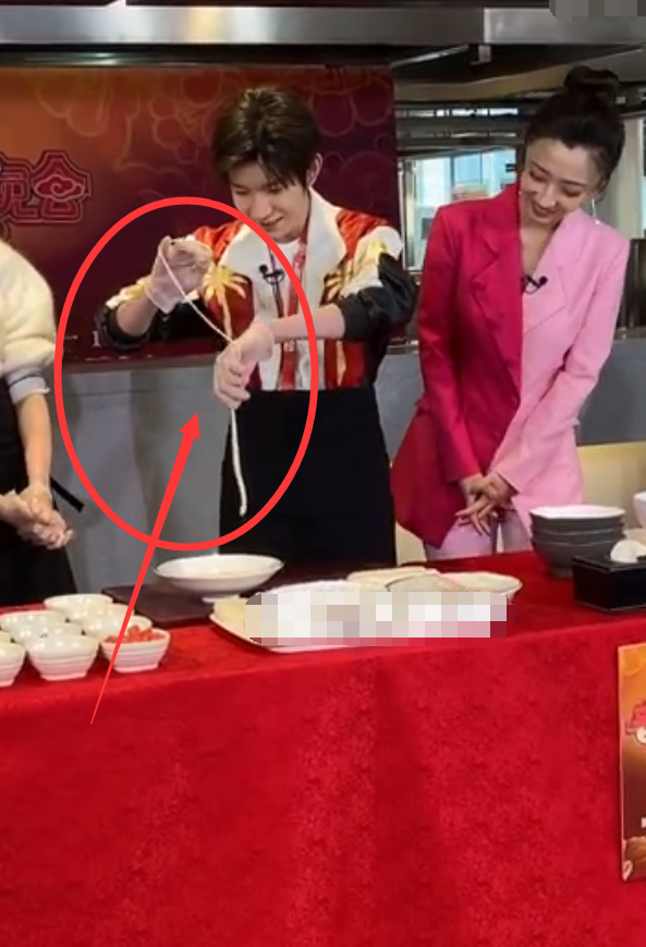 王源第一次拉面,谁注意他拉完把一次性手套丢哪了?偶像不是谁都能当的