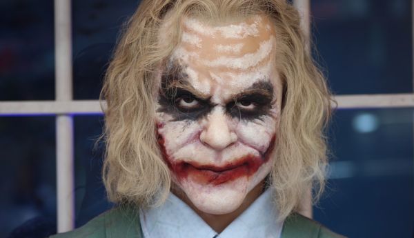 米兰一对青少年为模仿小丑竟下狠手割自己的脸女孩彻底悲剧了