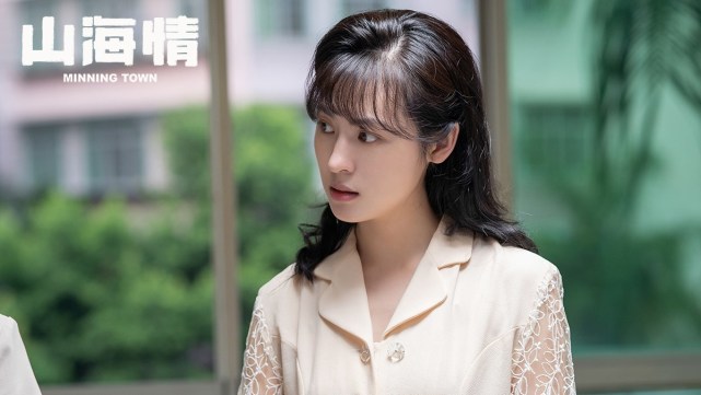 除此之外,由正午阳光出品,周放主演的电视剧《乔家的儿女》,《落花