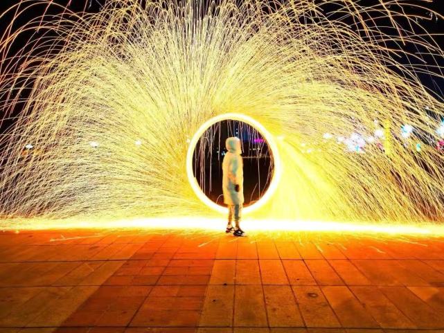 离春节越来越近,一种可以替代烟花的钢丝棉烟火在网购平台热销,月销量