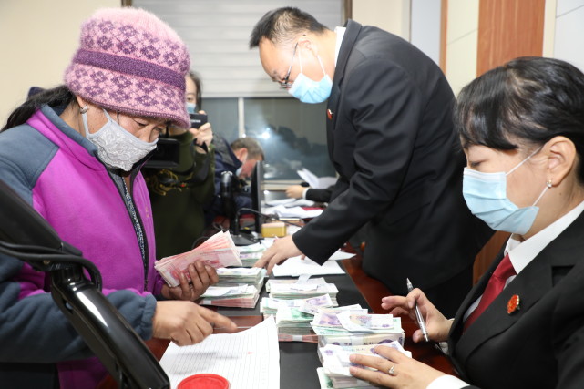 为了农民工的血汗钱 他们远赴外地逐店摸查车辆