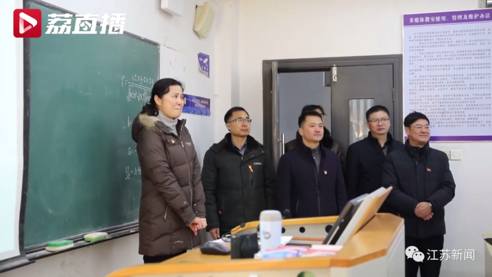 看着同学们全情投入的手语舞,讲台上的陈晓红老师几度哽咽.