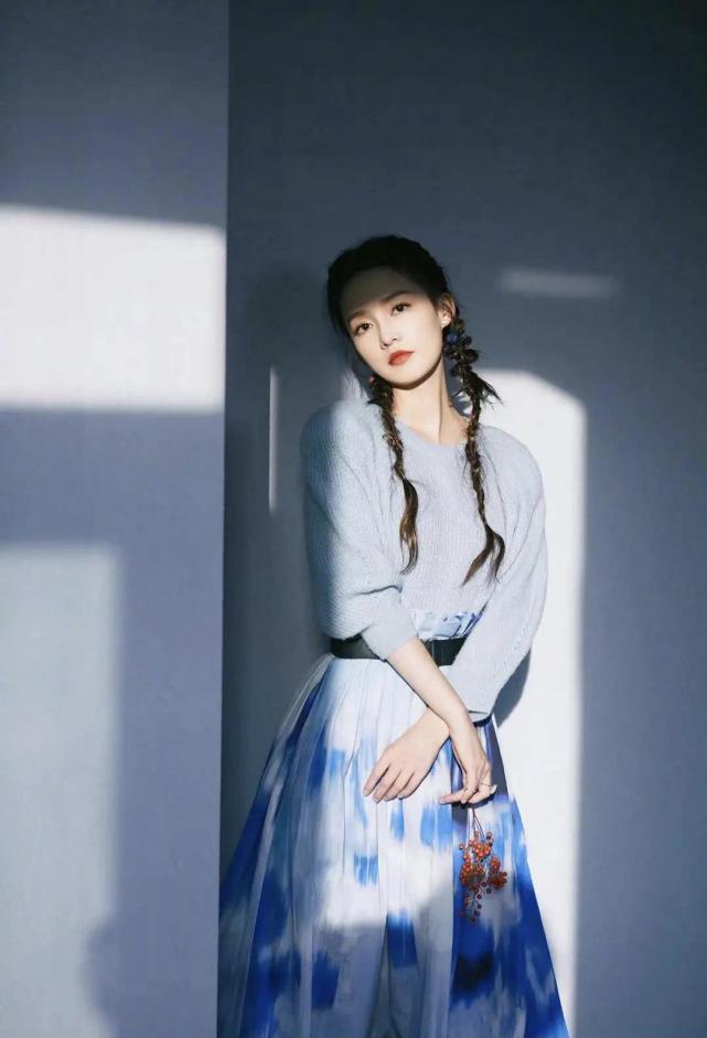 李沁墨绿色深v长裙出席活动搭配波浪卷发化身女神知性又优雅