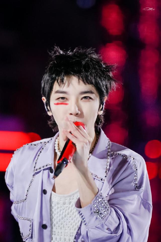 四个月没发自拍华晨宇晒鼻孔式自拍标志性动作让粉丝激动坏了