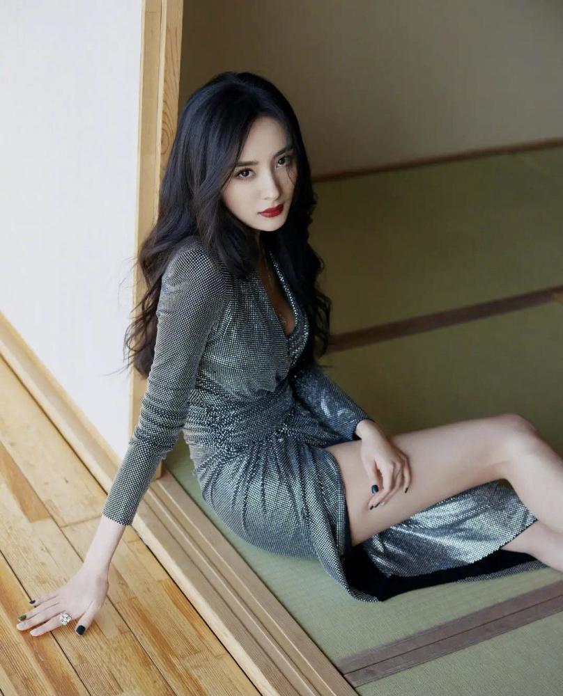 杨幂绝美活动造型释出亮闪开衩礼服尽显玲珑身材女王霸气十足