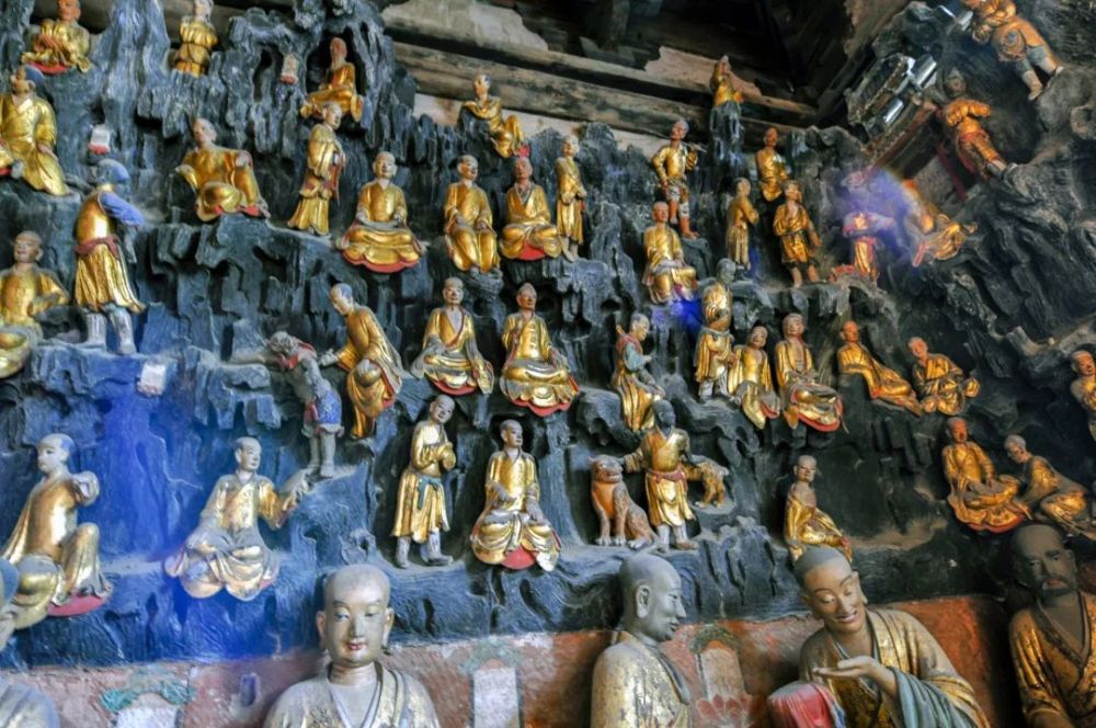 殿内主供观音三大士和五百罗汉像正中塑 文殊,观音,普贤三大士塑像