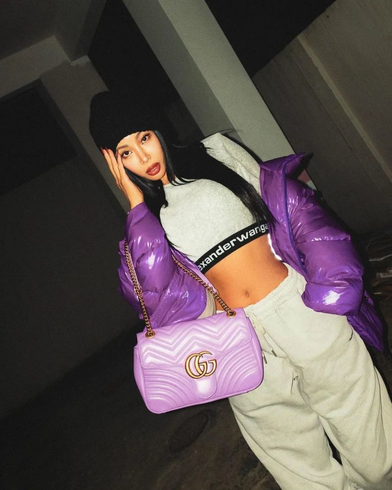 去年jessi上遍各大综艺节目,人气以火箭般的速度飙升,成为综艺节目的