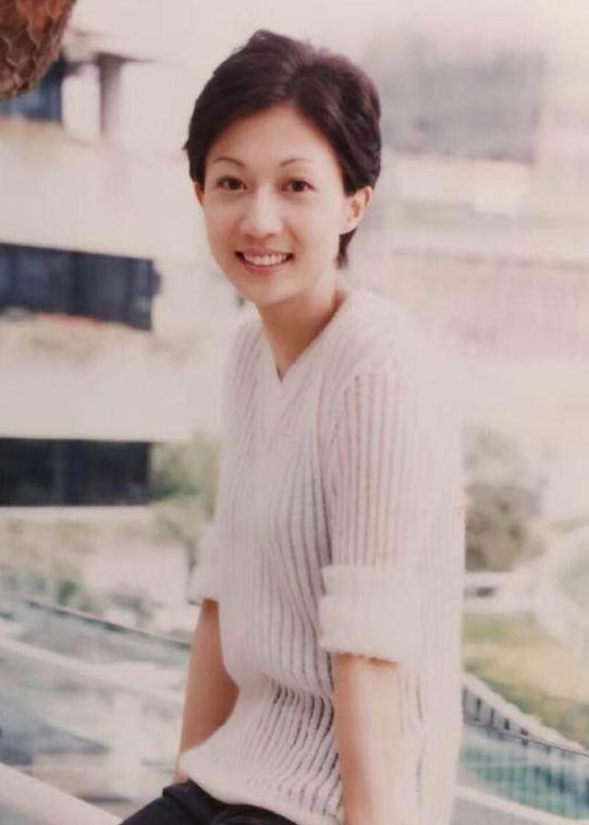 吴绮莉年轻旧照公开,看她当年的水灵模样,才懂成龙犯错原因