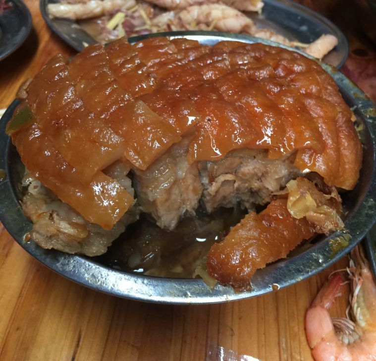 扣肉原料是五花腩肉為主,容易入味肥瘦都有甘香可口將豬肉煮過後撈出