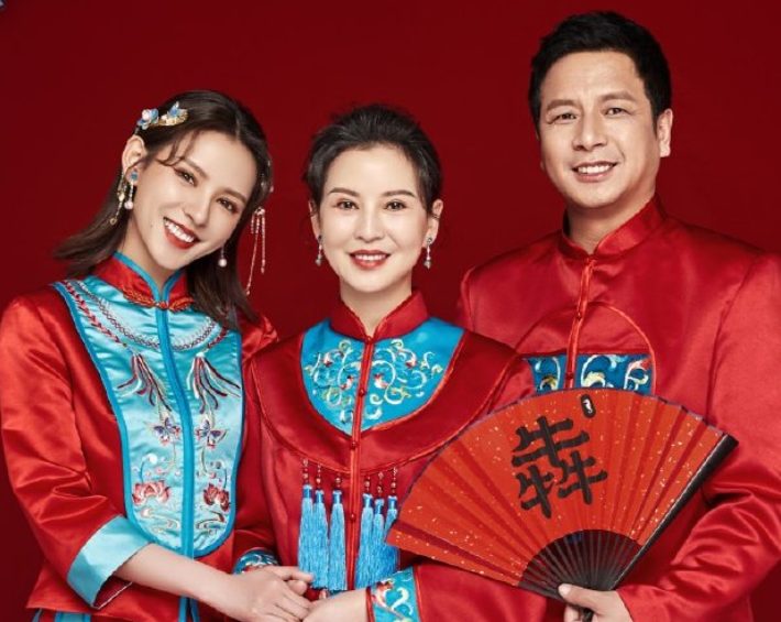 张予曦全家基因有多高?新年发博晒全家福,妈妈的颜值成焦点_腾讯新闻