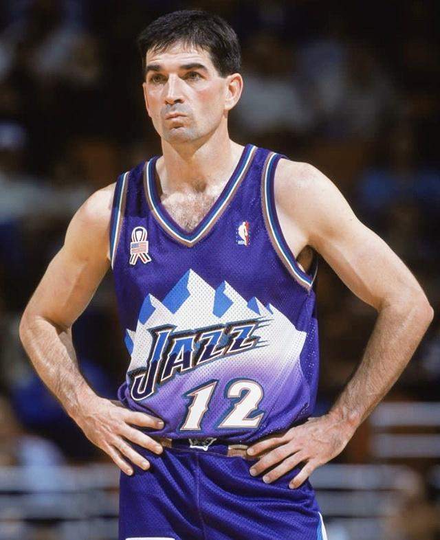 斯托克顿84年选秀怎么能不说斯托克顿呢,他当年仅仅在第一轮第16顺位