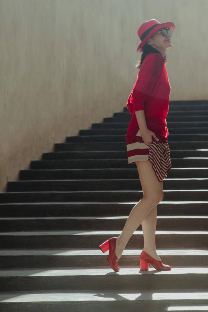 51岁许晴"娃娃头"太减龄!嘟嘴卖萌像少女,非主流状态惹人怜_腾讯新闻