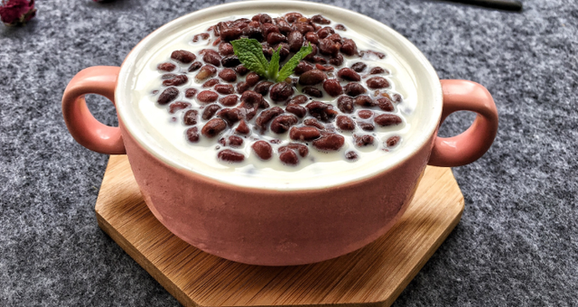 制作这道红豆牛奶沙冰其实最关键的就是红豆,一定要提前用清水进行