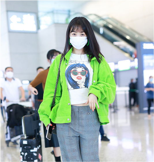 可以看出来李菲儿当天穿了一件卡通人物头像的短款内搭,隐约之间还能