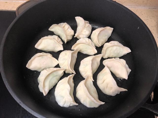 吃膩了煮餃子試試煎餃子外酥裡鮮太好吃了