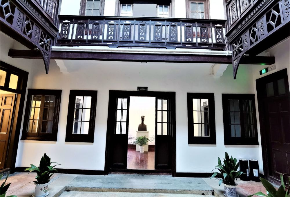 旧居门庭上方有诗人表弟金庸的手书"诗人徐志摩故居",正门后有砖雕"