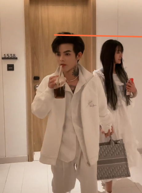 殷世航与未婚妻逛街被拍看到路人镜头下的真实身高璐璐眼光不一般