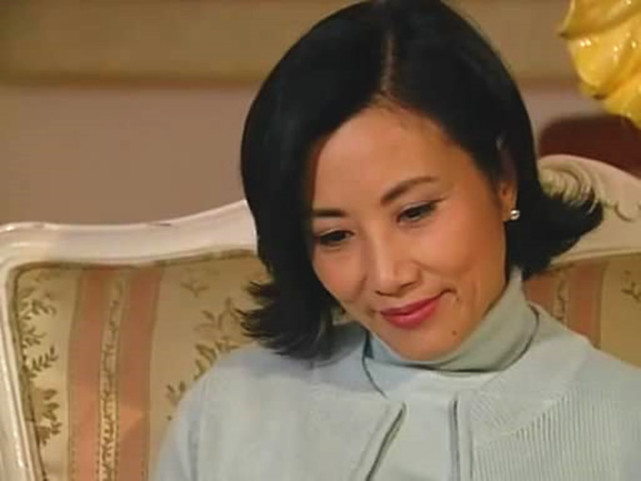 73岁汪明荃扛花被逛街,无视路人眼光行为奇怪,打扮朴素接地气